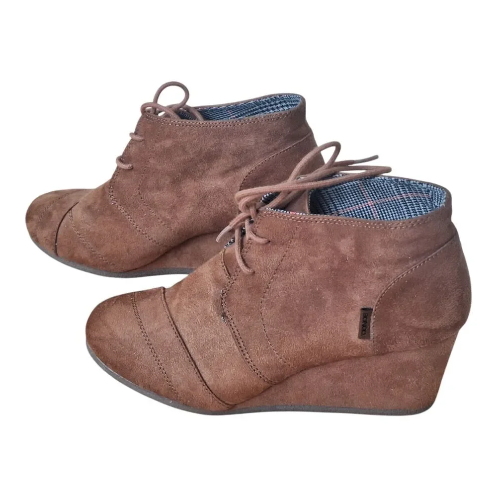 Bongo Josie Lace-Up Desert Wedge Ankle Boots Womans Booties 10M Vegan Suede Rust